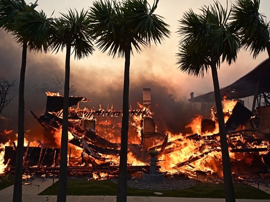 Incêndios na Califórnia entram no 3º dia e ampliam destruição em áreas críticas