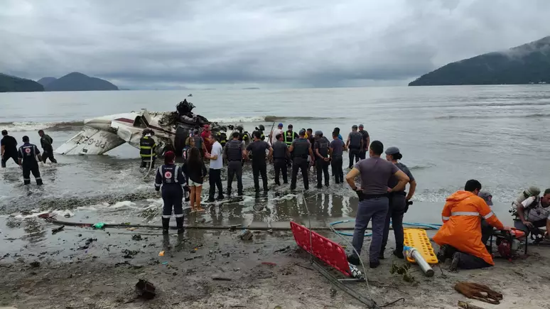 Avião cai em Ubatuba: piloto morre e cinco pessoas ficam feridas